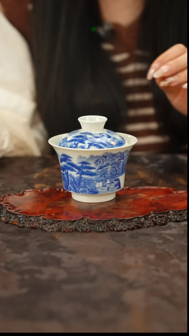 青花手绘山水马蹄盖碗