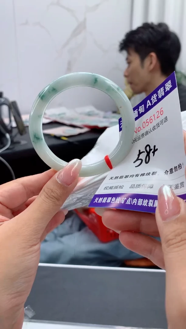 翡翠手镯未镶嵌有纹，完美者勿拍