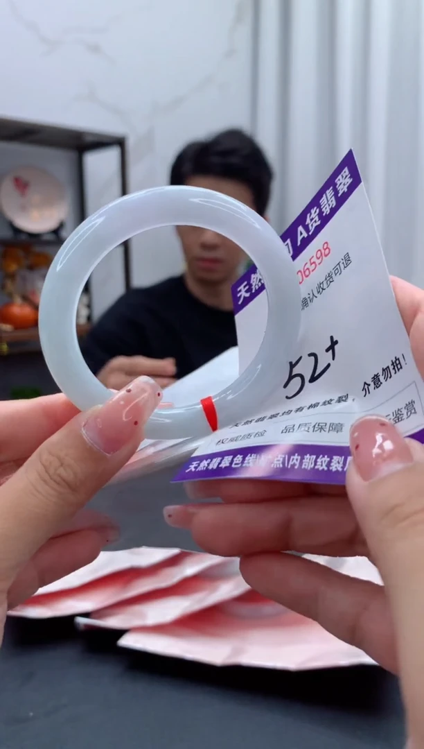 未镶嵌手镯翡翠有纹，完美者勿拍