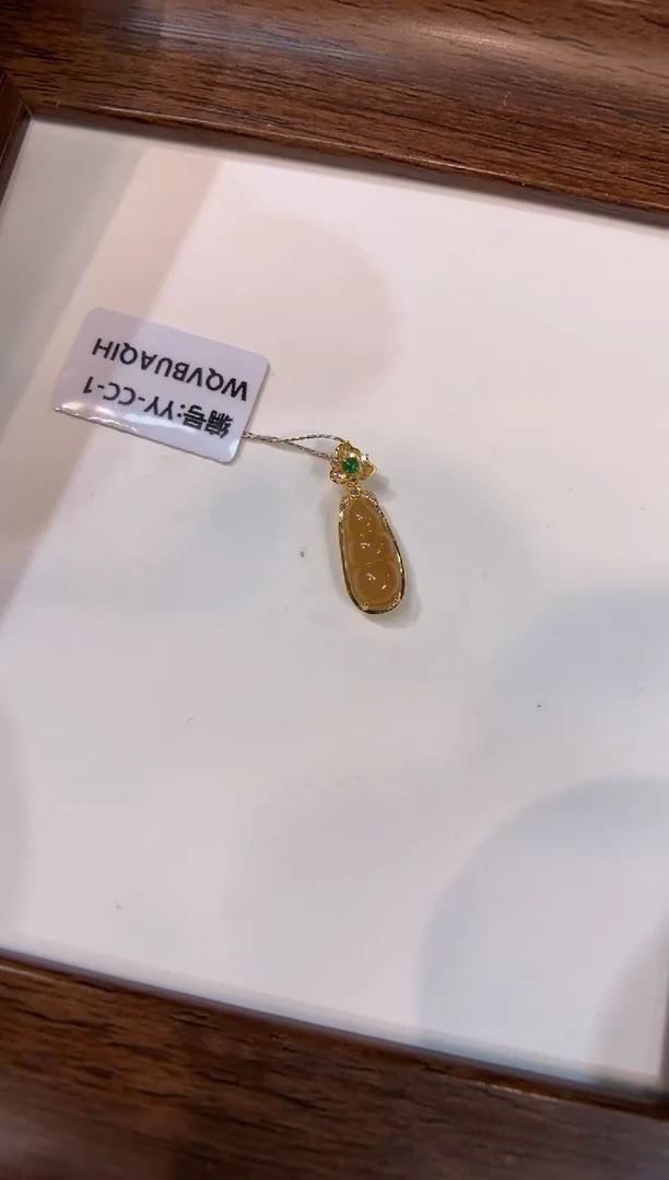 颈饰18K金镶嵌翡翠福豆