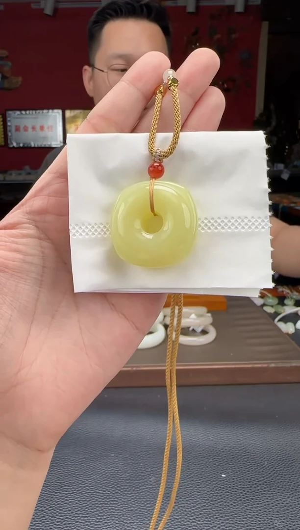 和田玉未镶嵌颈饰黄口平安扣