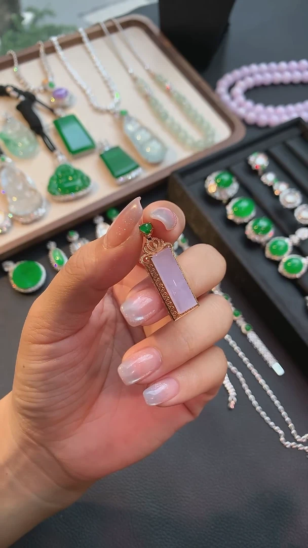 翡翠18K金镶嵌颈饰吊坠
