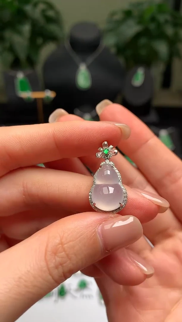 颈饰18K金镶嵌翡翠葫芦