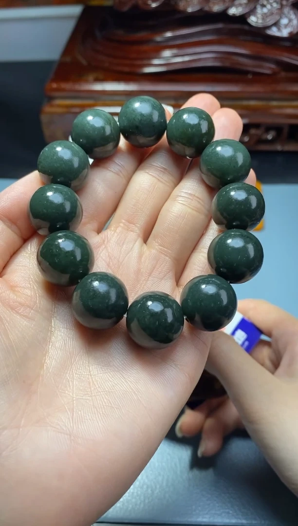 和田玉未镶嵌把件自****，1