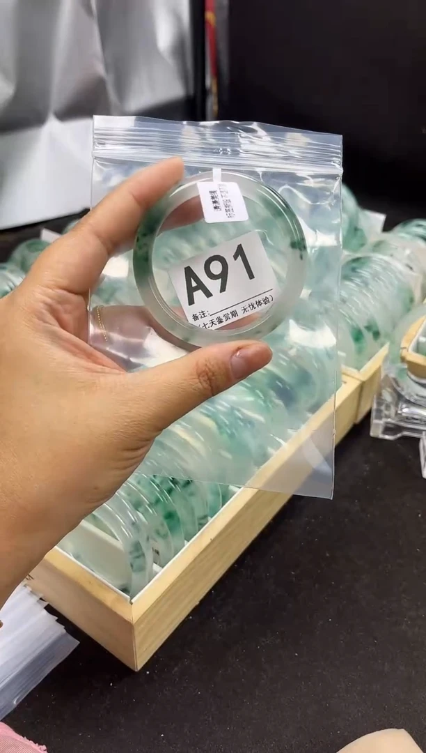 【闪购商品】石英岩玉手镯未镶嵌A91