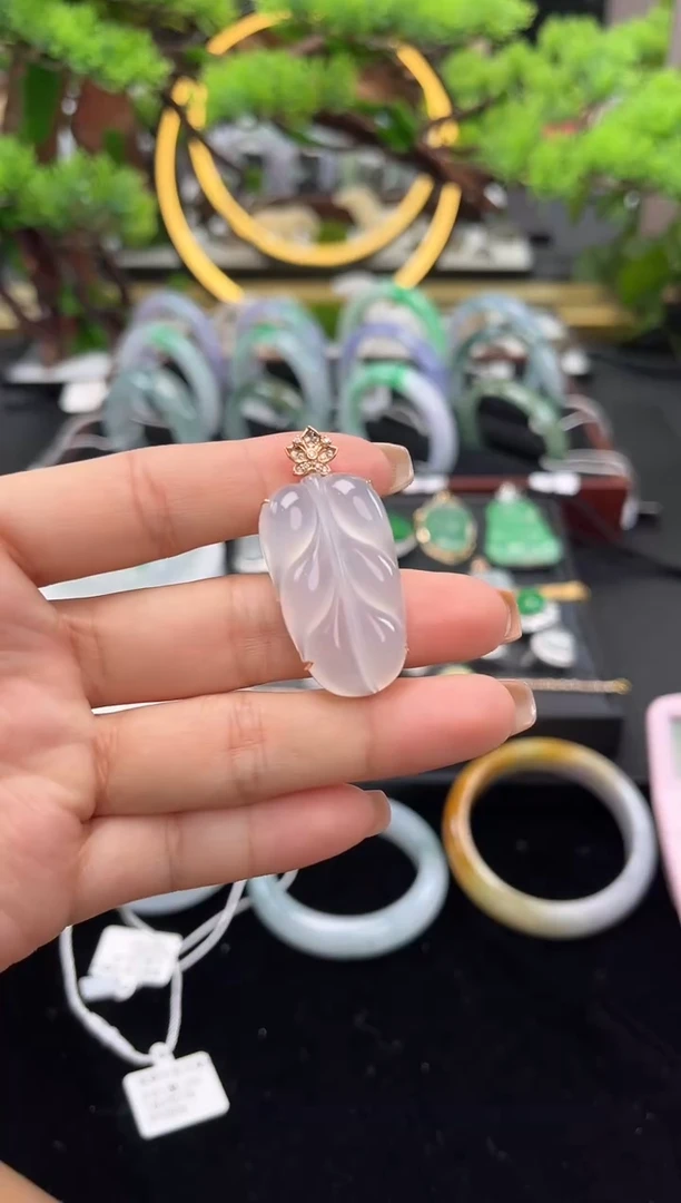 颈饰18K金镶嵌翡翠吊坠