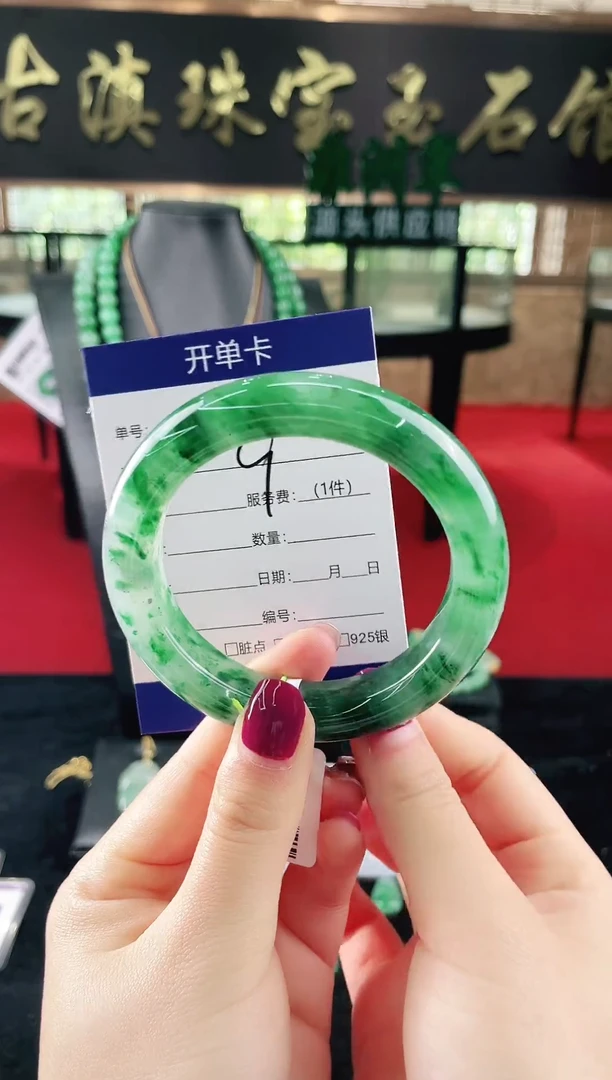 未镶嵌手镯石英质玉（非洲翠）微瑕，一经发货，运费不退介意勿拍