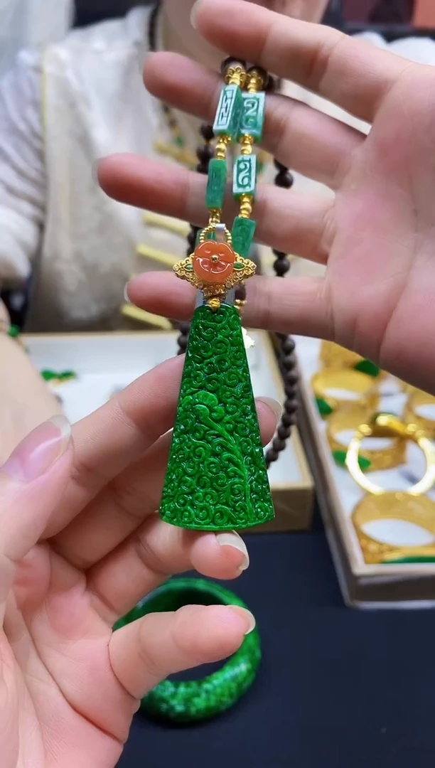 颈饰未镶嵌翡翠吊坠