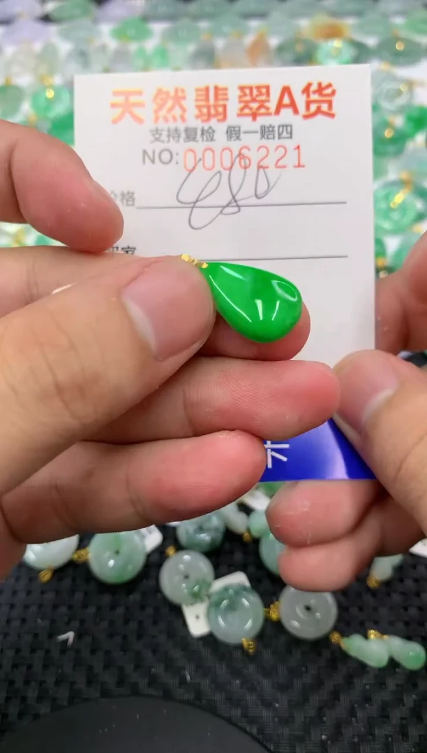 翡翠18K金镶嵌颈饰111111111111