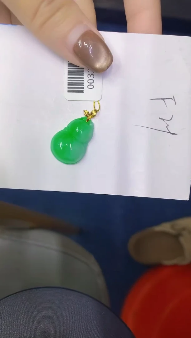 颈饰18K金镶嵌翡翠缅甸天然翡翠A货