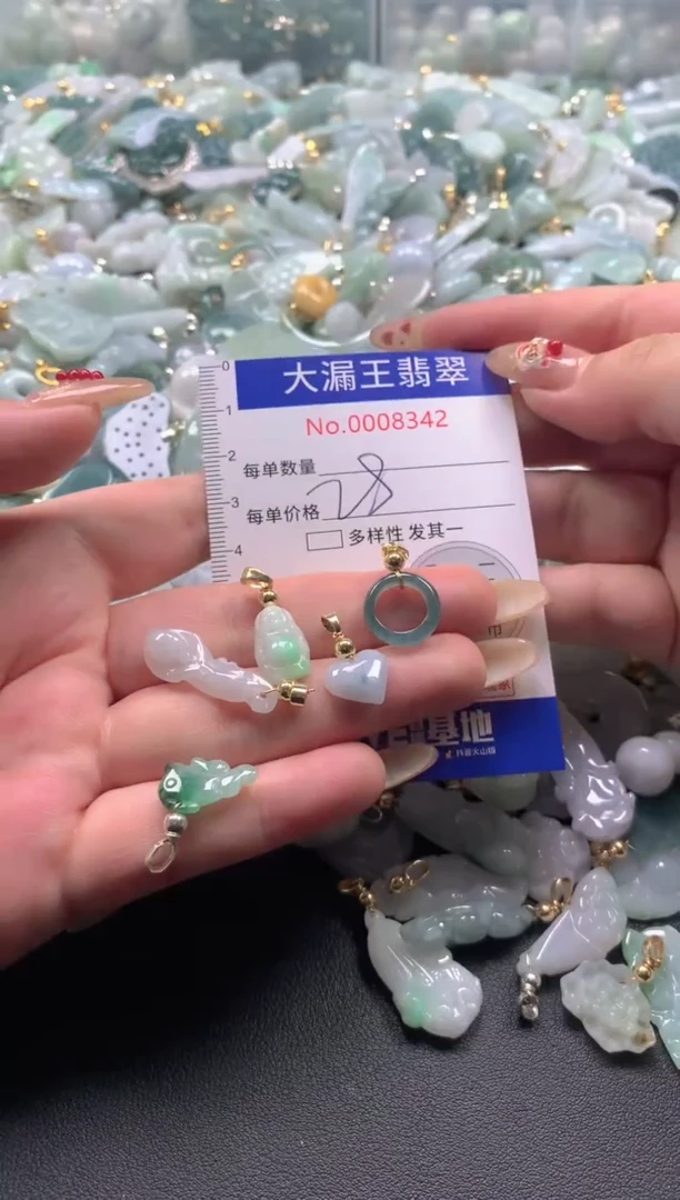 【闪购商品】翡翠吊坠(不含链)未镶嵌8342