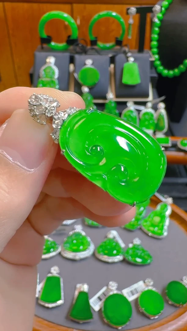 吊坠(赠链)18K金镶嵌翡翠天然A货翡翠