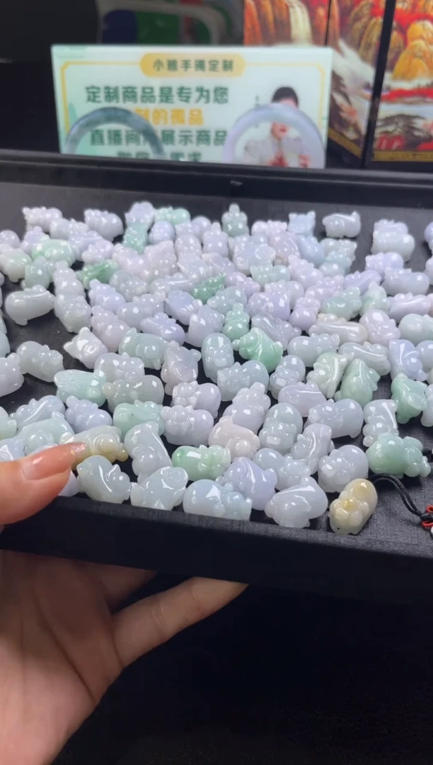 翡翠未镶嵌颈饰翡翠猪猪吊坠折优发其一