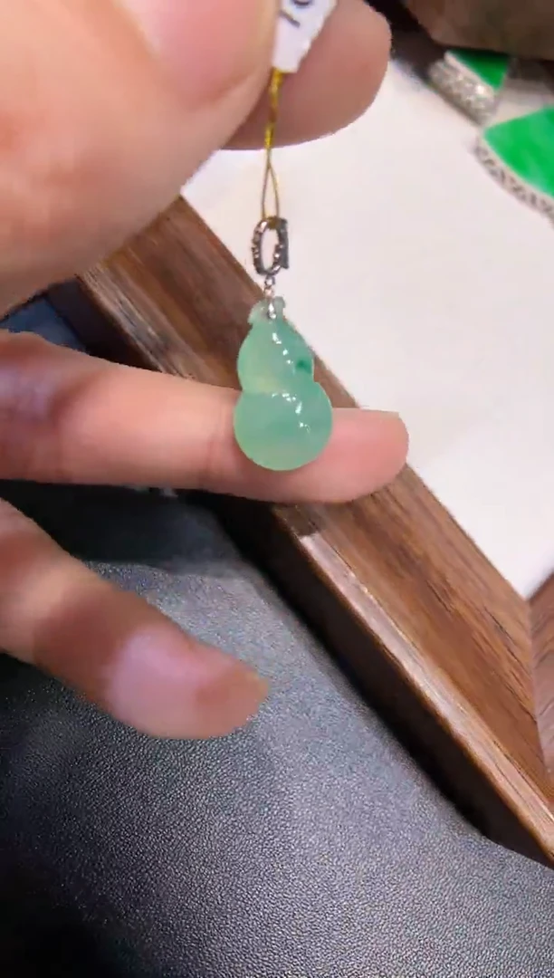 颈饰18K金镶嵌翡翠葫芦
