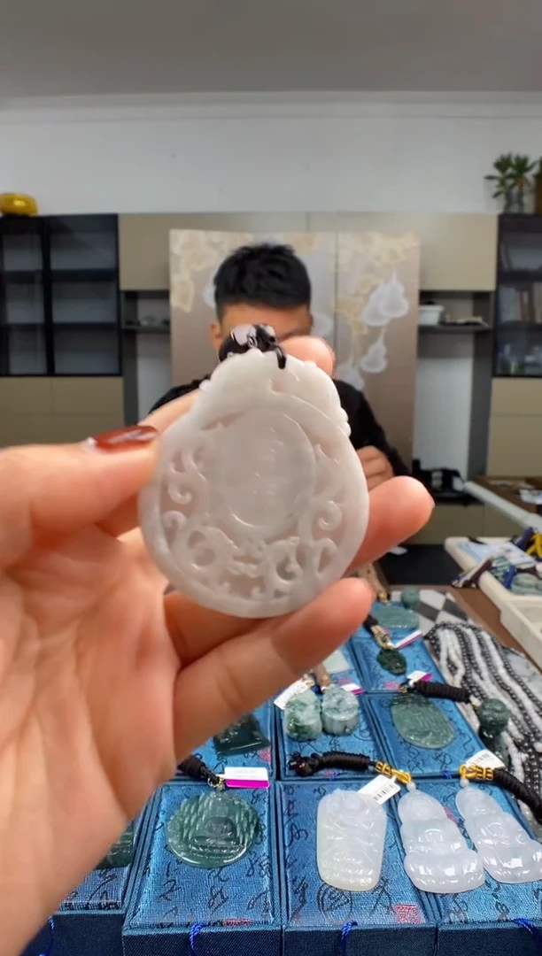 颈饰未镶嵌翡翠  多样性发其一