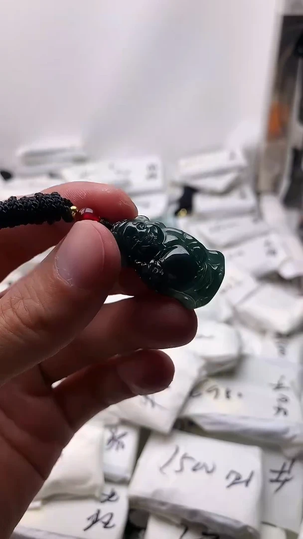 翡翠未镶嵌颈饰财神爷