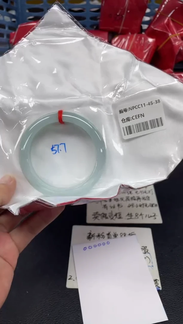 未镶嵌手镯翡翠妹*?翡翠手镯