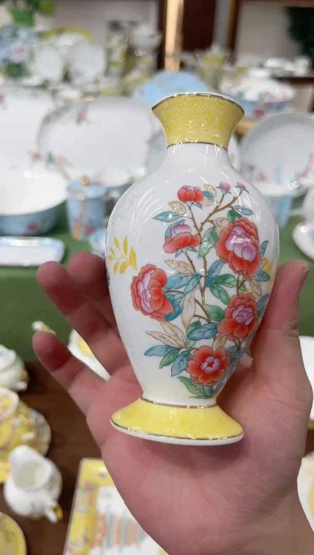 骨瓷小花瓶骨瓷