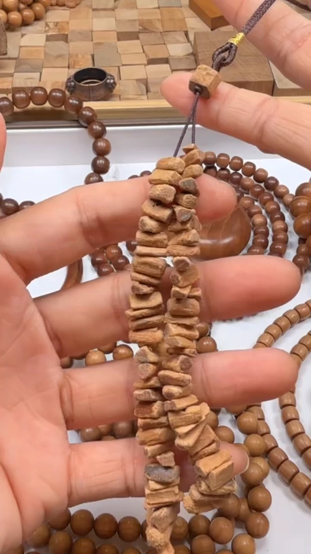 檀香木其他四剖料随形挂件