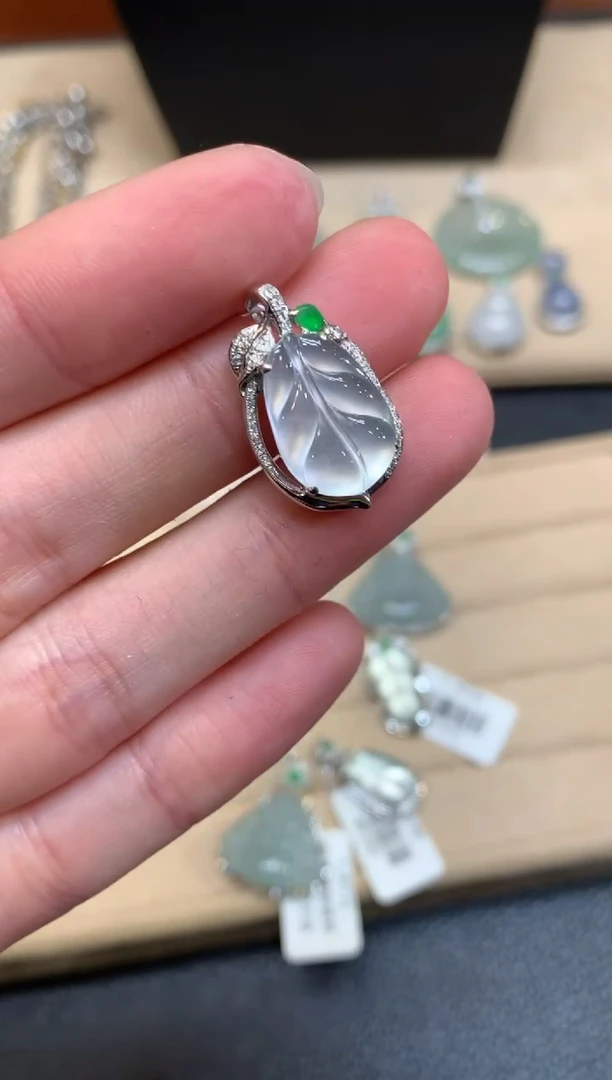 【闪购商品】翡翠颈饰18K金镶嵌叶子【无服务费】