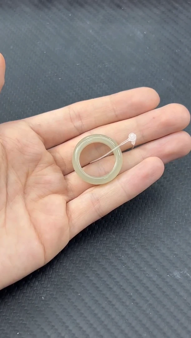 和田玉戒指未镶嵌且末微色差近矿18戒圈