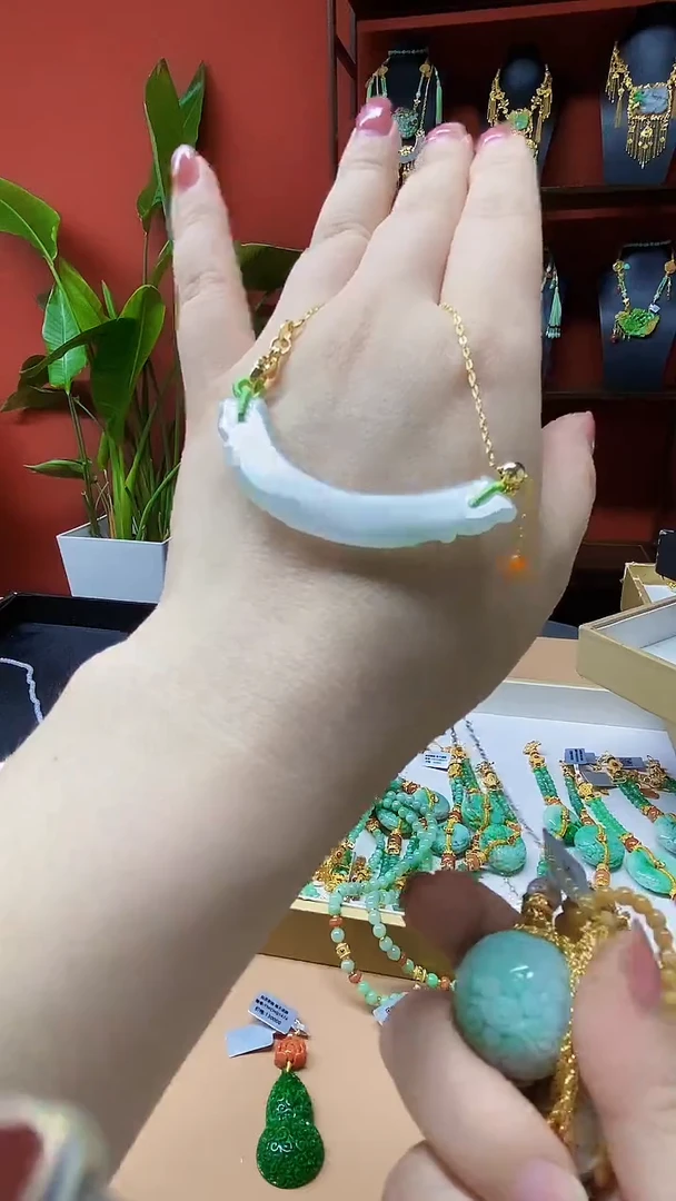 颈饰未镶嵌翡翠吊坠