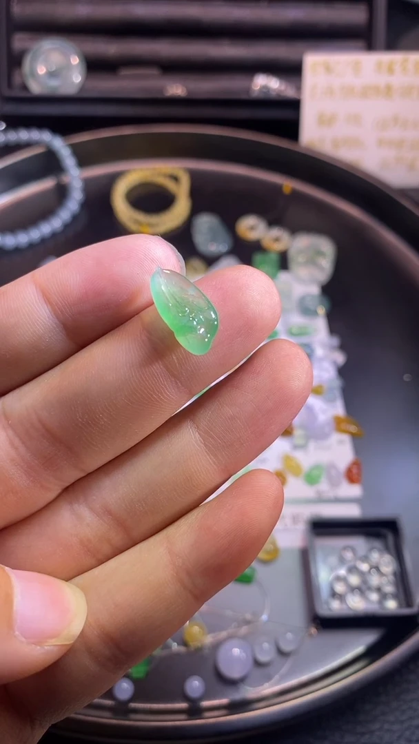 翡翠挂件未镶嵌羽毛