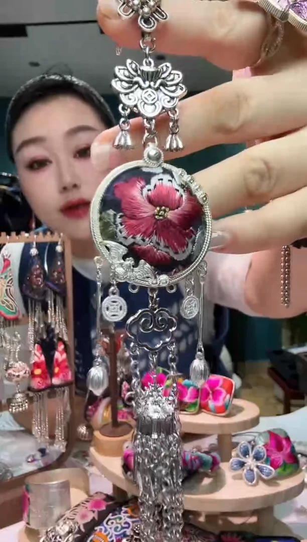 刺绣纯手工苗绣非遗压襟