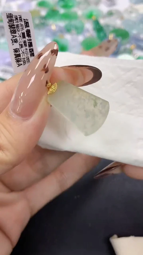 颈饰18K金镶嵌翡翠a货假一赔三支持复检百元上9元证书费自理