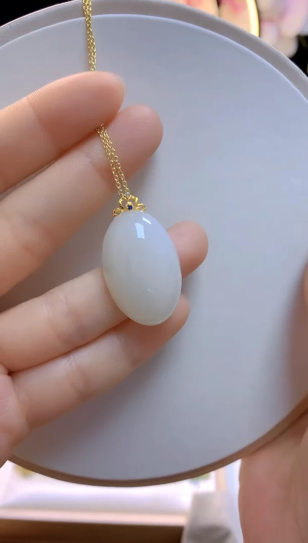 和田玉吊坠18K金镶嵌白玉鸽子蛋