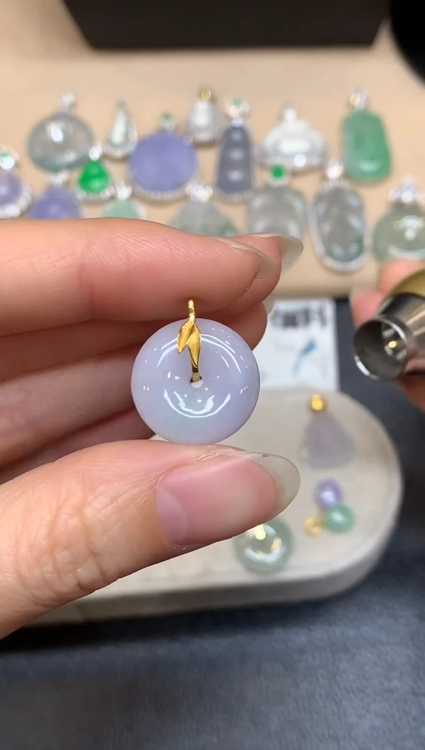 颈饰18K金镶嵌翡翠平安扣【无服务费