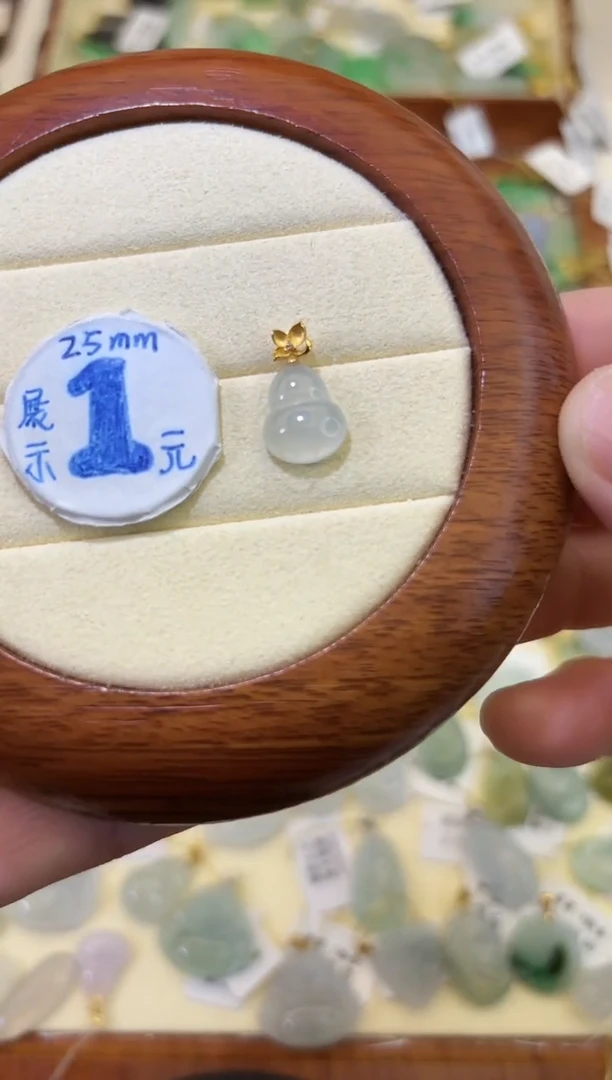 颈饰18K金镶嵌翡翠葫芦