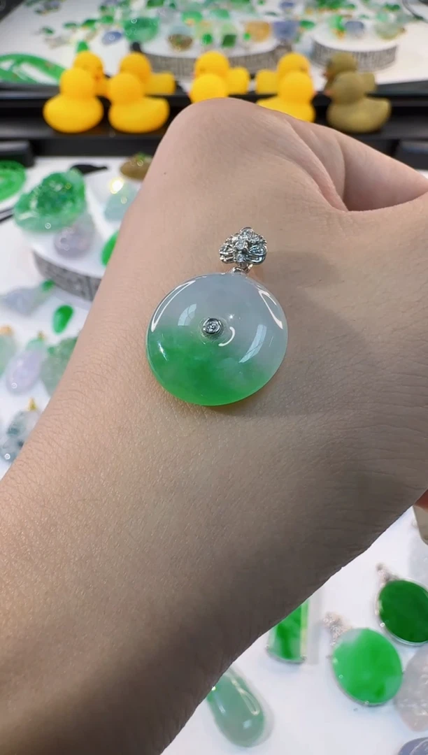 颈饰18K金镶嵌翡翠缅甸A货翡翠