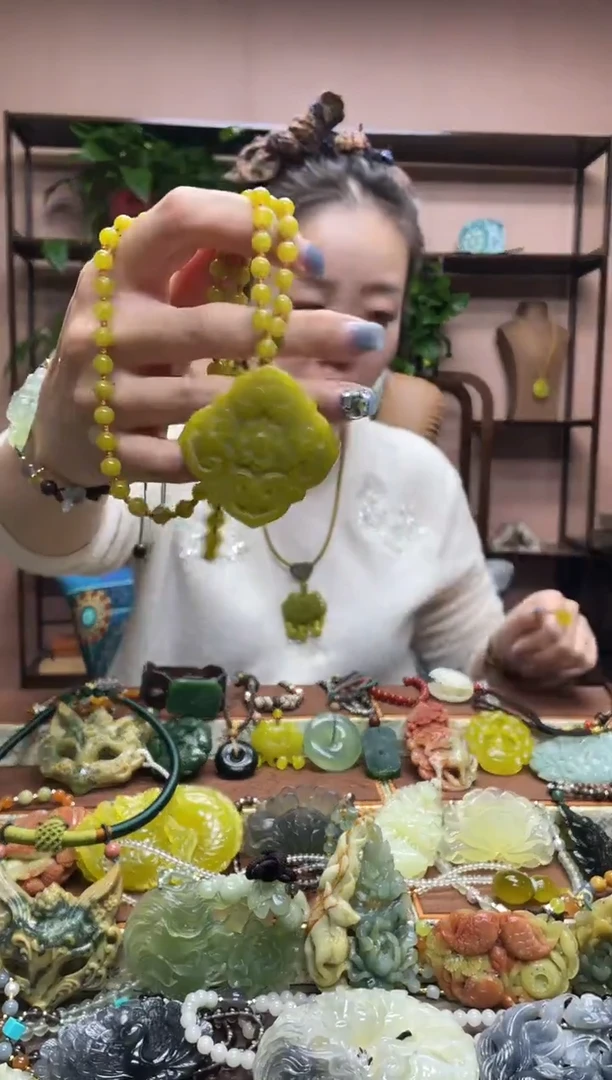 未镶嵌岫玉颈饰·1