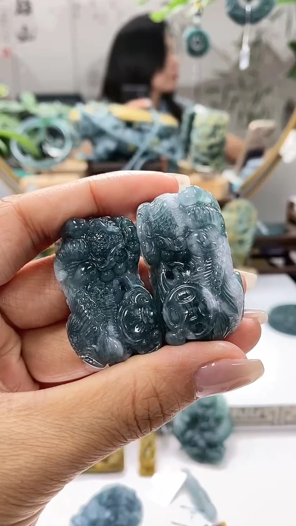 翡翠未镶嵌颈饰翡翠貔貅一对
