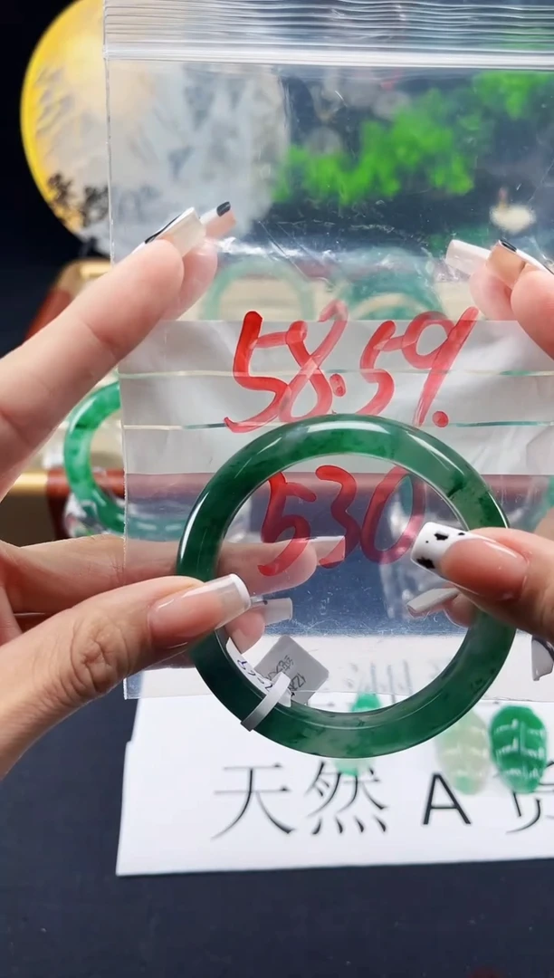 未镶嵌手镯石英质玉（非洲翠）手镯