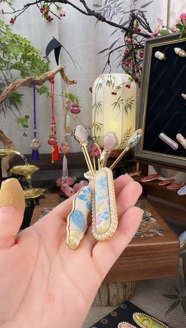 布艺锌合金宝象缠枝