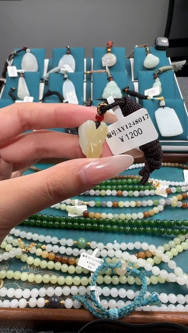 颈饰未镶嵌和田玉吊坠 XY