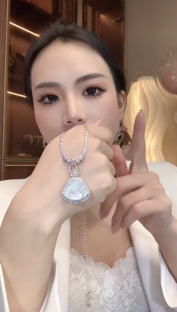 【闪购商品】翡翠吊坠(不含链)18K金镶嵌C50