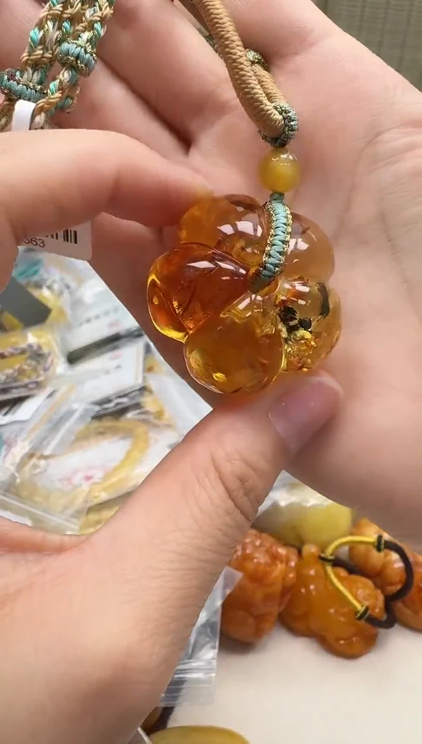 未镶嵌琥珀裸石如图