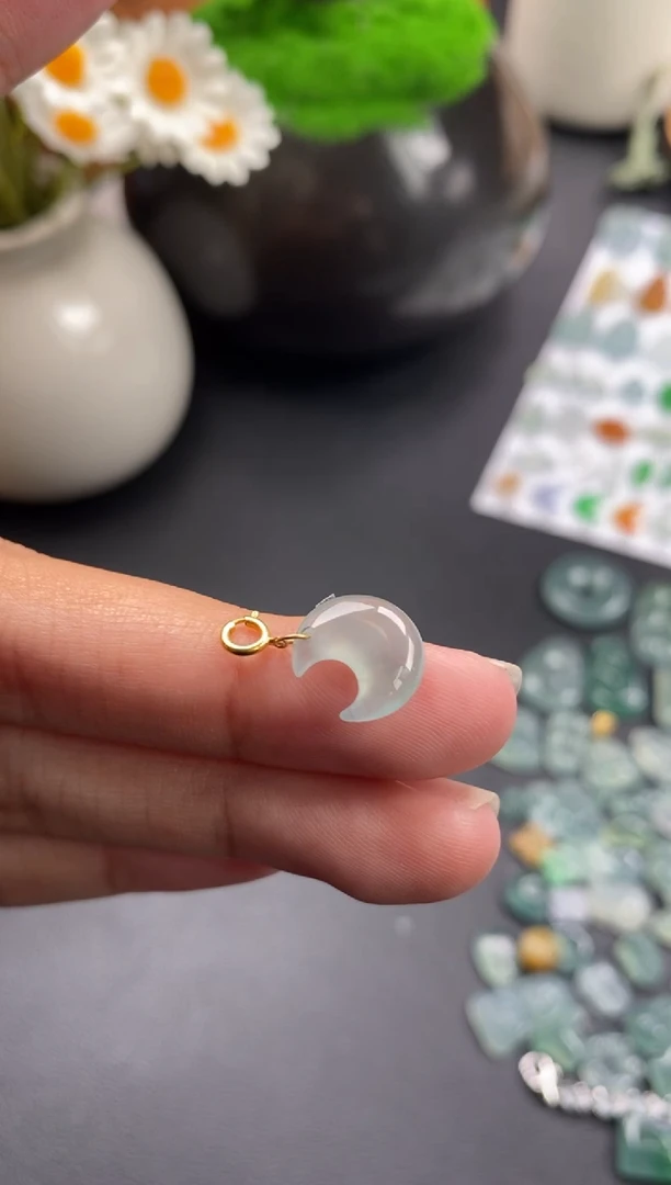 颈饰18K金镶嵌翡翠冰种月亮