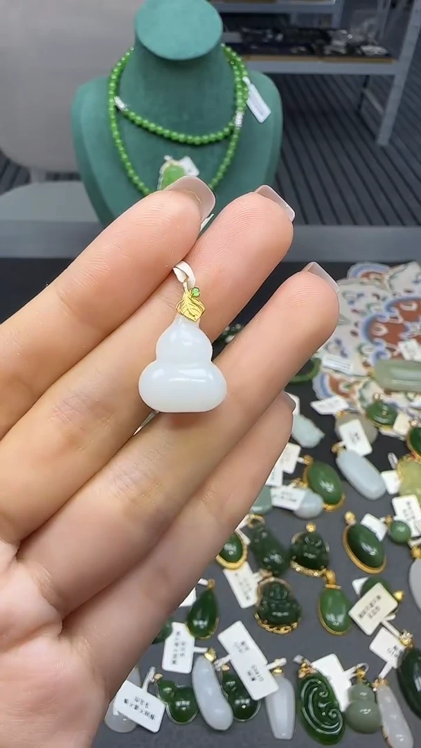 18K金镶嵌和田玉挂件1