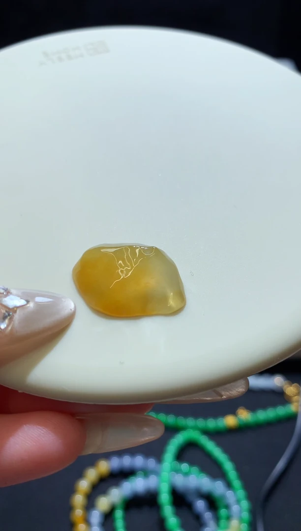 裸石翡翠一颗冰黄随形