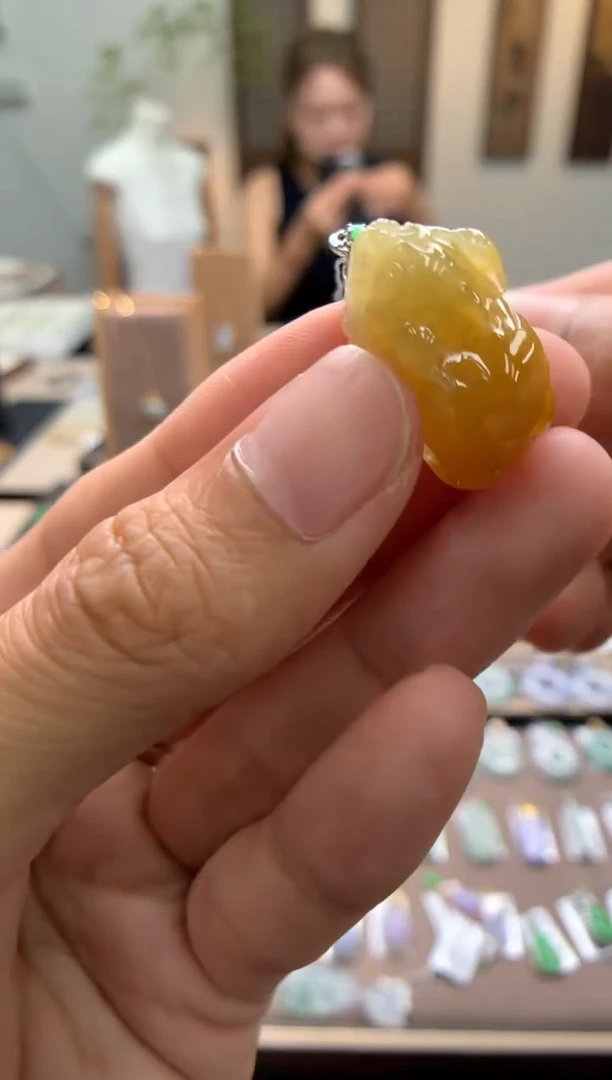 颈饰18K金镶嵌翡翠貔貅