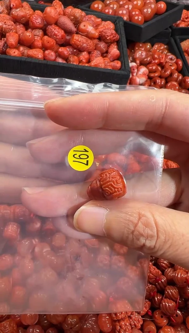 南红玛瑙未镶嵌颈饰1