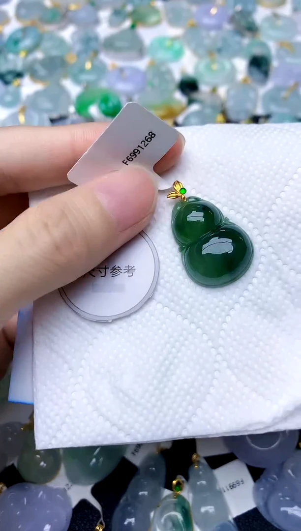 颈饰18K金镶嵌翡翠天然A货翡翠