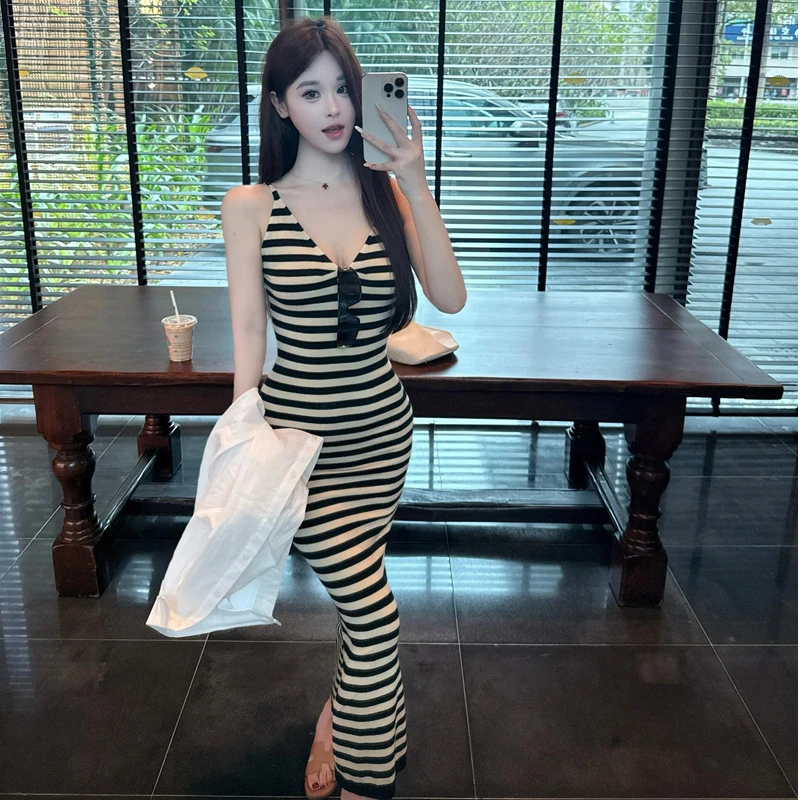 法式复古黑白条纹侧开叉针织长裙女性感V领吊带长款连衣裙一步裙