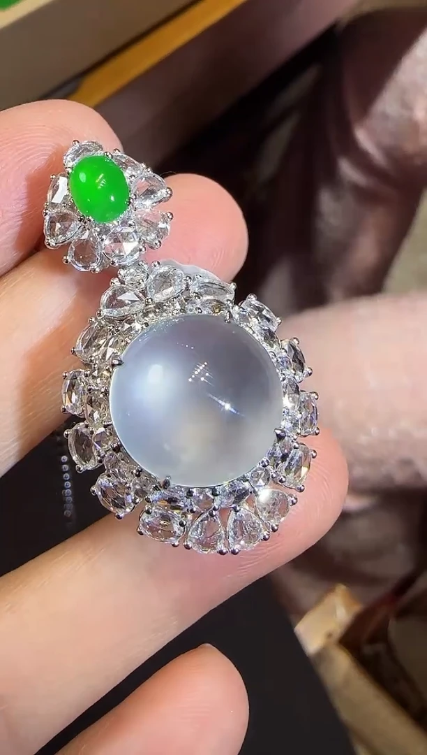 【闪购商品】翡翠吊坠(不含链)18K金镶嵌蛋面