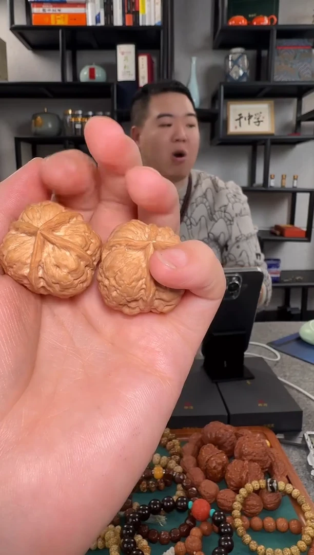 把件文玩核桃D8120铁核桃四棱37mm左右