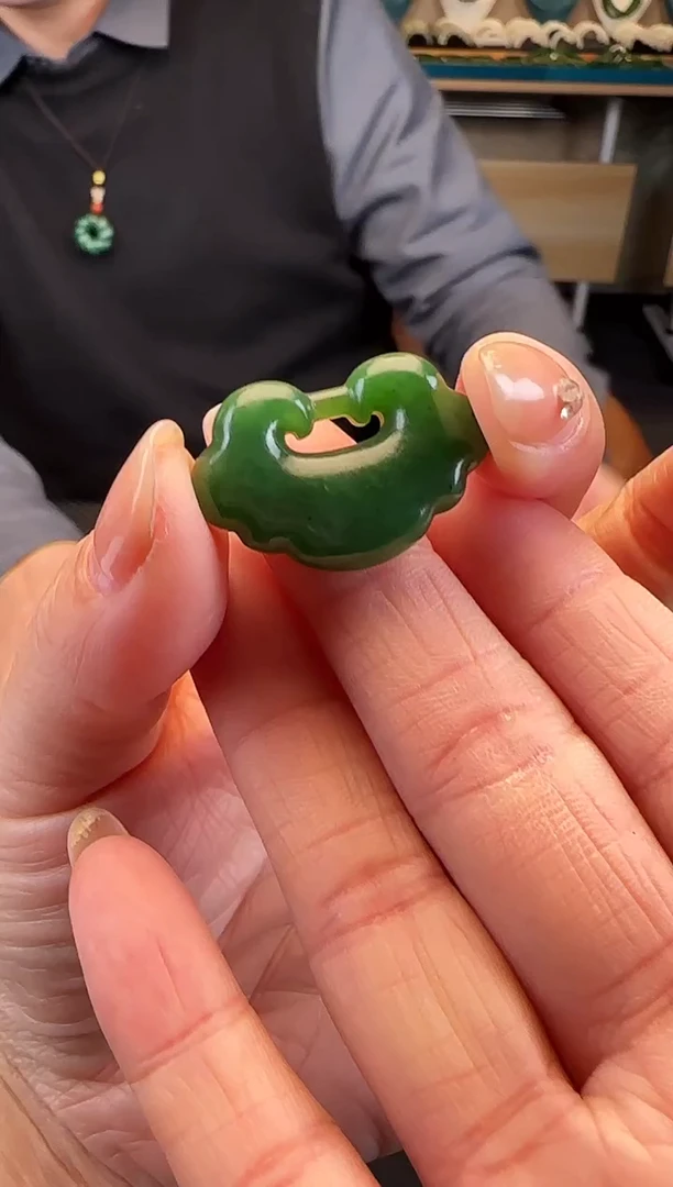 颈饰未镶嵌和田玉如意锁